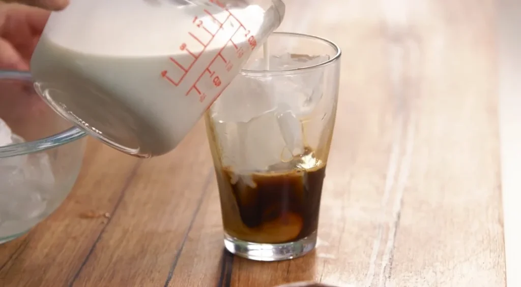 cold brew coffee with foamy bubbles step 5